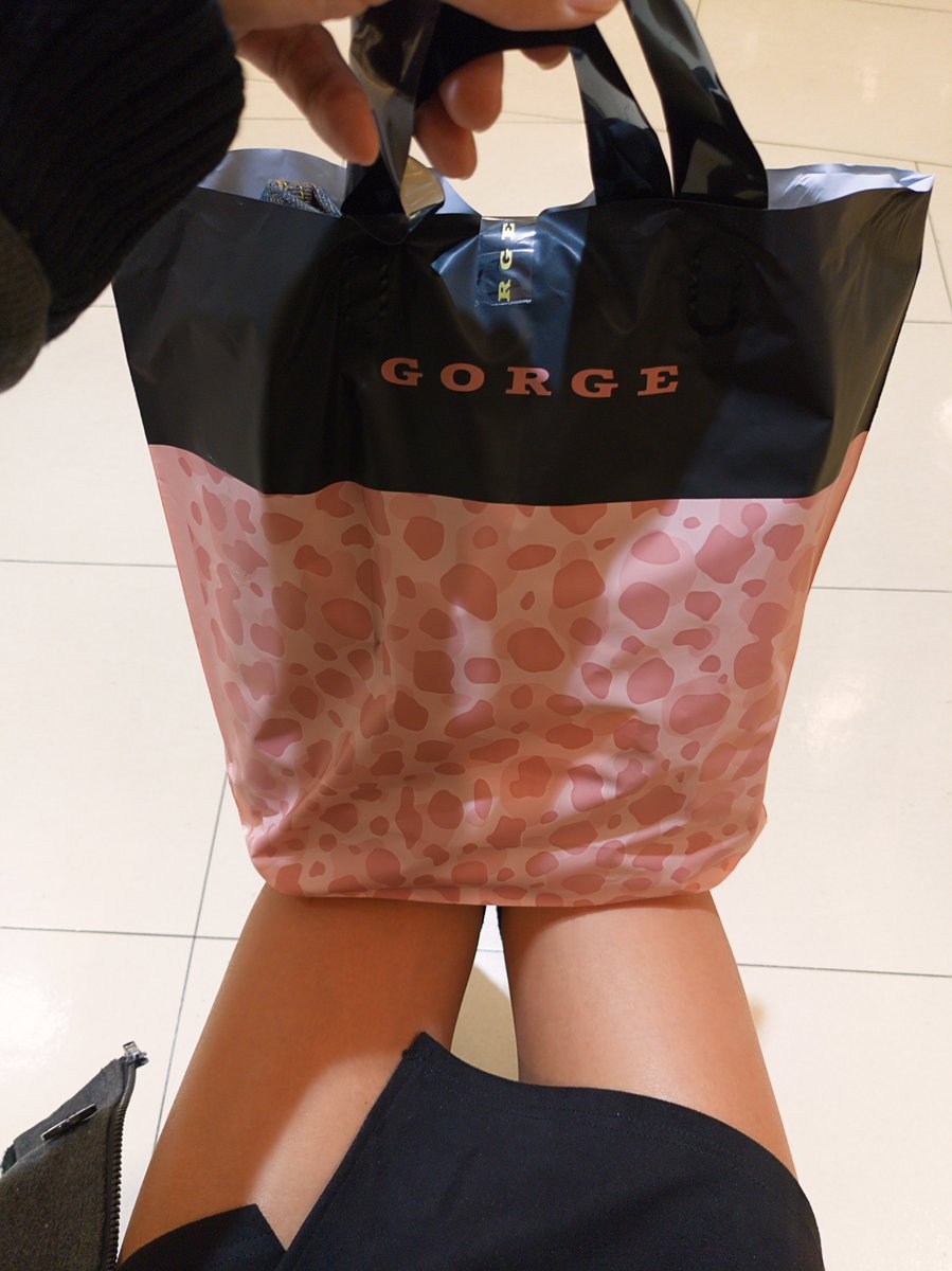 4億年ぶりくらいにジーパン買った。
スカートは試着無しでホイホイ買うのに対してパンツは試着してから買いたいけどそれがめんどくさくてめったに買う決意に至らないおじさん。