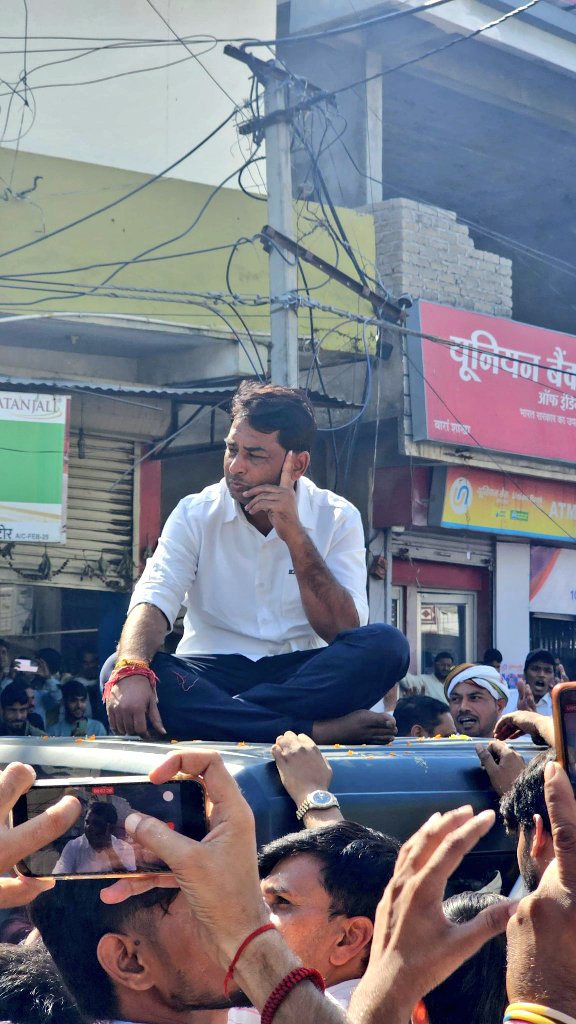 इस कहानी को कोई भी व्यक्ति अपने व्यक्तिगत जीवन में उतारकर बहुत कुछ सीख सकता है 🙏
नरेश मीणा भले ही इस बार चुनावी नतीजों में पीछे रह गए हों, लेकिन जनता के दिलों में उनकी लोकप्रियता किसी भी उम्मीदवार से कम नहीं है। तीन बार विधानसभा चुनाव लड़कर हर बार 50,000 से अधिक वोट हासिल करना