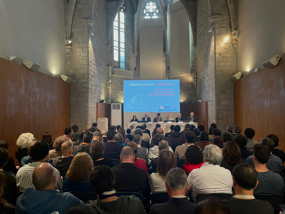 BcnAgraria's tweet photo. 🌾Avui a la Jornada #MasosVius expliquem com els #BancsdeTerres ajuden a reconnectar persones i territori.

Impulsar el relleu agrari és essencial per a un món rural viu, productiu i sostenible.

Seguim sumant!💚🏡

👉https://t.co/2VQN2sRxjW

#BCNAgrària https://t.co/Nz3ImP2HR2