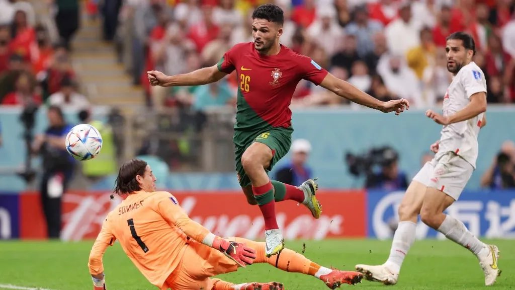 Gonçalo Ramos, na Seleção Nacional 🇵🇹, tem um histórico de participação direta em golo a cada 63 minutos. 

Sem grandes penalidades.