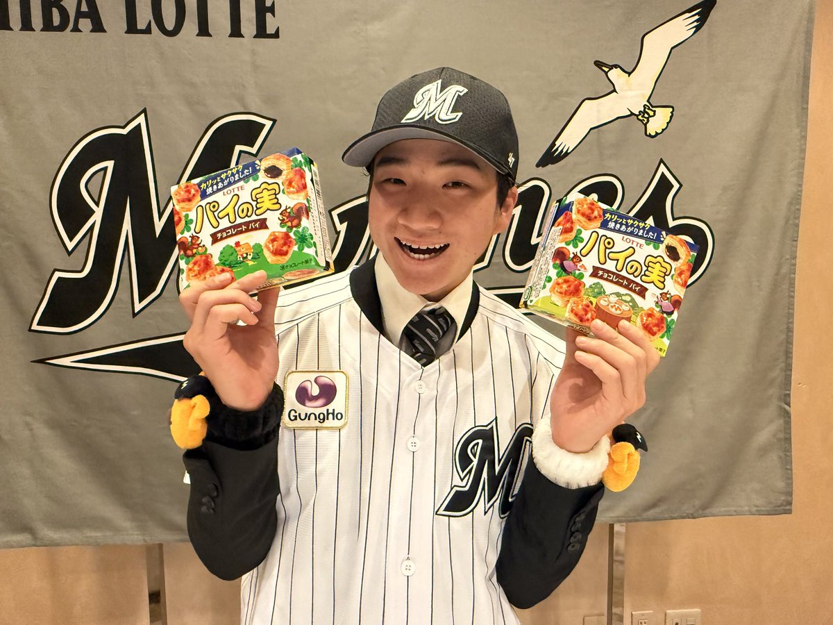 「好きなお菓子はコアラのマーチとパイの実です！いろんな食べ方があって楽しいですよね！」とお菓子を前に、満面の笑みがこぼれた #杉山諒 選手。
#chibalotte #広報