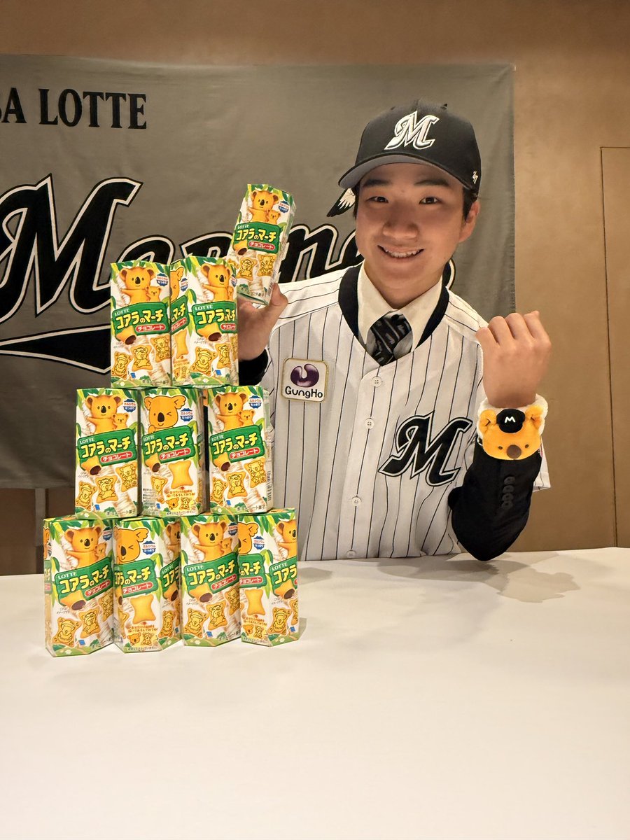 chibalotte_pr's tweet photo. 「好きなお菓子はコアラのマーチとパイの実です！いろんな食べ方があって楽しいですよね！」とお菓子を前に、満面の笑みがこぼれた #杉山諒 選手。
#chibalotte #広報 https://t.co/lWlMd1IvB0