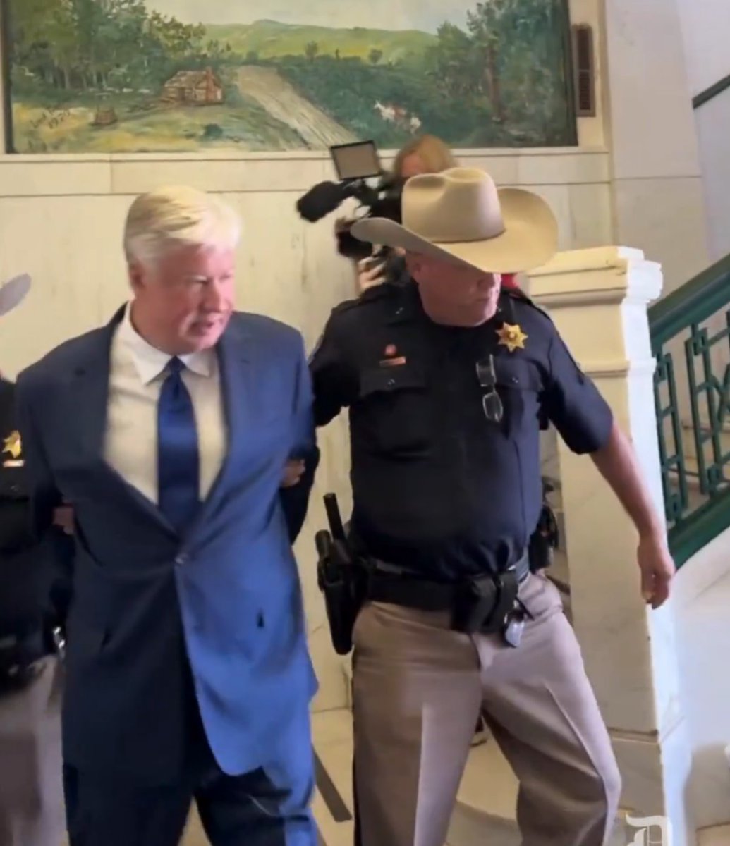 قبل قليل تم القبض على القس روبرت موريس المستشار الروحي لشخصيات سياسية أمريكية كثيرة منها ترامب بتهم تتعلق باغتصاب الأطفال! منهم ضحية تبلغ 12 سنة.
فعلن من ثمارهم تعرفونهم