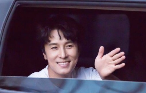 동완 : 모처럼 산 이어폰이 귀 사이즈에 맞지 않아서 곤란한 일이 있지? 그럴 때는 귓구멍에 집게손가락을 넣어 강하게 눌러봐! 그렇게 함으로써 이럴 수가! 귀 신경이 자극되어서 딸꾹질이 멈춘다구! 이어폰은 각자 다시 사줘! 안녕!