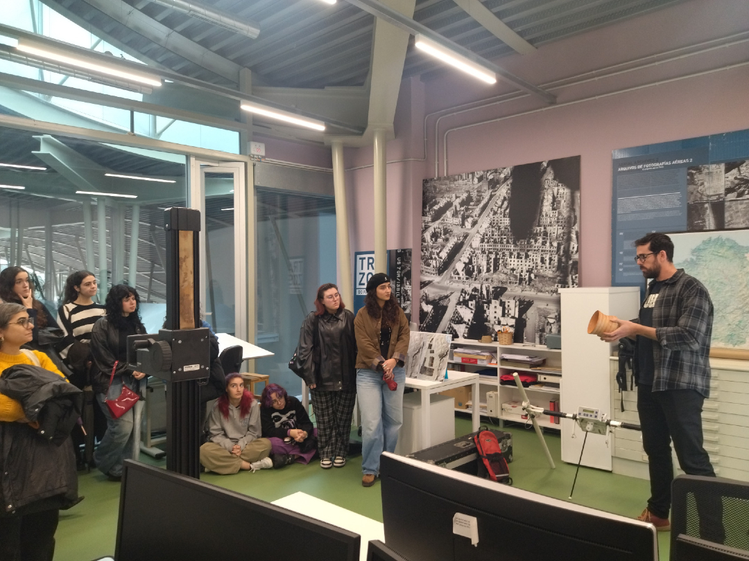 Onte recibimos no INCIPIT ao alumnado de 3º e 4º da Escola Superior de Conservación e Restauración de Bens Culturais de Galicia (<a href="/escolaconservac/">escola.conservacion</a>). Un encontro cheo de intercambio e aprendizaxe. Agardamos seguir estreitando lazos e colaborando no futuro!