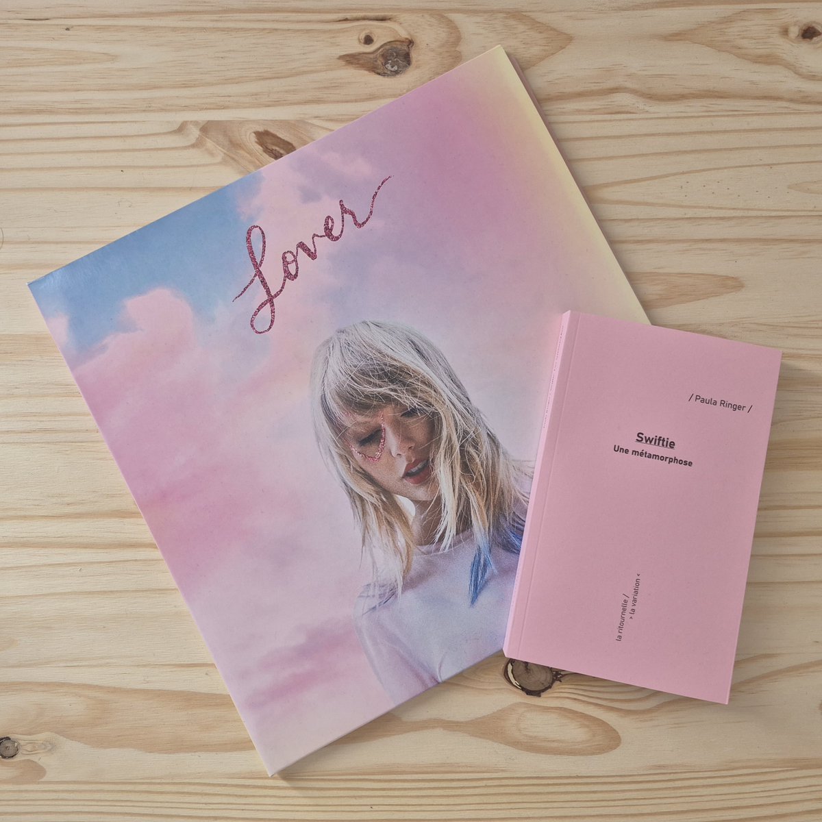 ✨ Nouveau roman : Swiftie. Une métamorphose
Jour de parution, disponible en librairie  
Au fil de la route, Paula revisite les codes du récit de voyage et signe une aventure intime, portée par la culture pop. Un livre sensible, rythmé par les albums de Taylor Swift #taylorswift