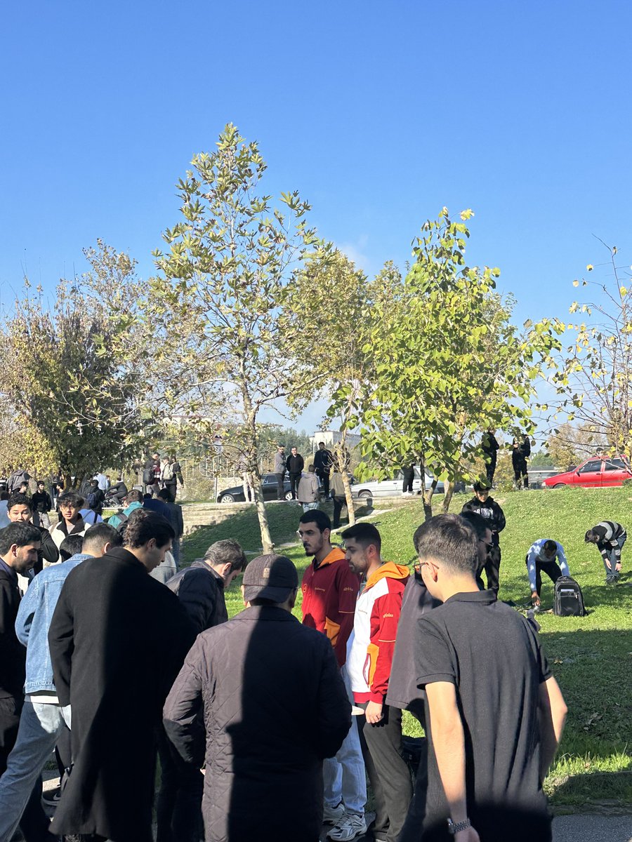 Tayfamızın sevilen isimlerinden Muhammed Berk Gökbulut kardeşimizin kıymetli dedesi Tekin Gökbulut dedemizin hayrına cuma namazı çıkışında hayır lokumu dağıttık.

#ultrAslanUNI