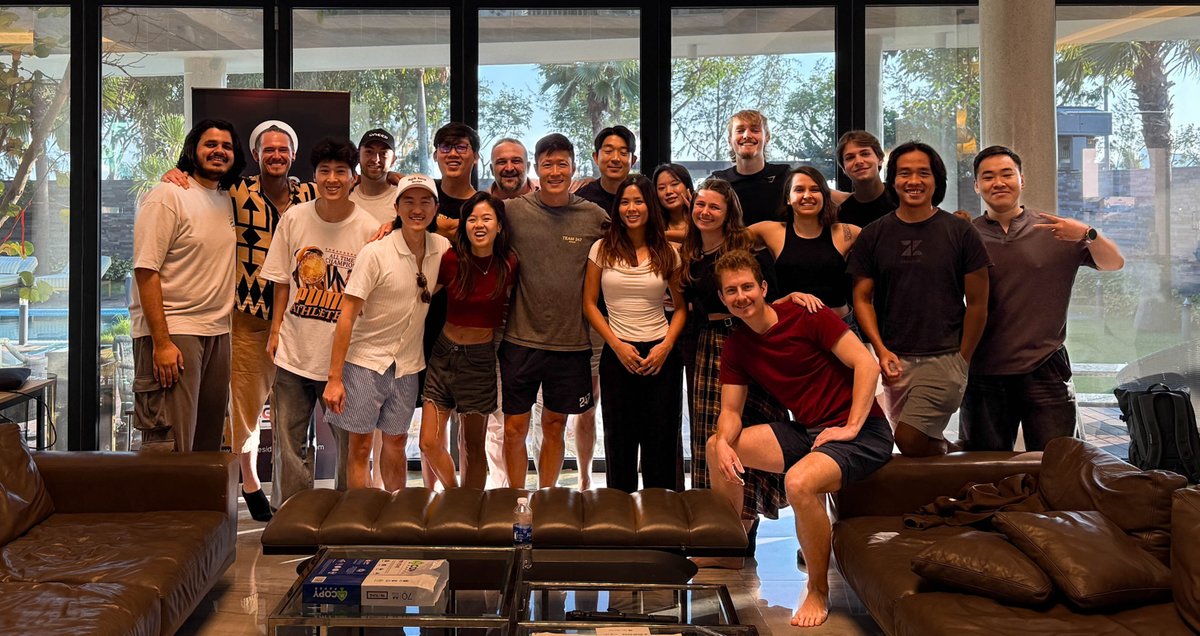 YOOOOOOOO week 2 of our first ever <a href="/HackerResidency/">HRG</a> is wrapping up in Da Nang, Vietnam!

going into this experiment with <a href="/tdinh_me/">Tony Dinh 🎯</a>, <a href="/phuctm97/">Minh-Phuc Tran</a>, and <a href="/dayonefoundry/">David in Da Nang</a>, we honestly had no idea what to expect...

after the first 2 weeks, i can confidently say that it's exceeded every