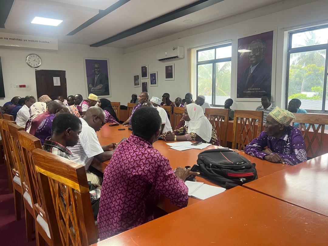 Leo Novemba 14, 2025 Makamu Mwenyekiti wa <a href="/ACTwazalendo/">ACTWazalendo</a> Bara, Ndugu <a href="/MchinjitaIR/">Isihaka Mchinjita</a> amefanya kikao na viongozi wa majimbo ya Mkoa wa Dar es salaam. Madhumuni ya kikao ni kutafakari yaliyojiri kabla, wakati na baada ya uchaguzi na mauaji ya Oktoba 29.

#TaifaLaWote #MaslahiYaWote