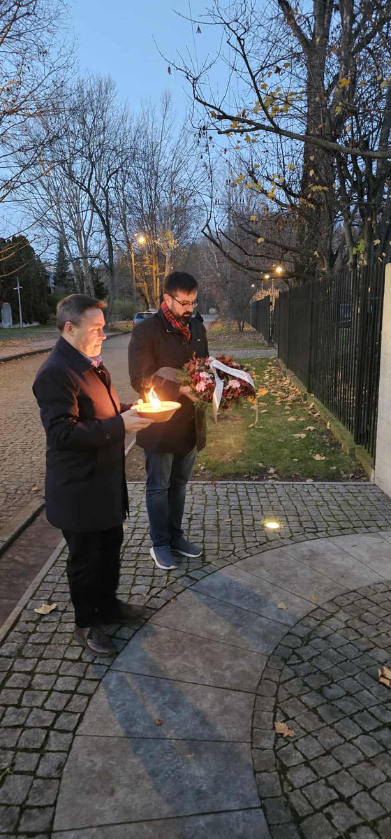 OtwartyUrsynow's tweet image. Wczoraj w gronie społecznikow z #OtwartyUrsynów i władz @coenatolin zapaliliśnatolinmy Światło Pamięci pod pomnikiem upamietniajacym mord na 15. mieszkańcach Warszawy jaki dokonali Niemcy w dniu 13.11.1939 r.  #UrsynowPamięta #czescichwalabohaterom