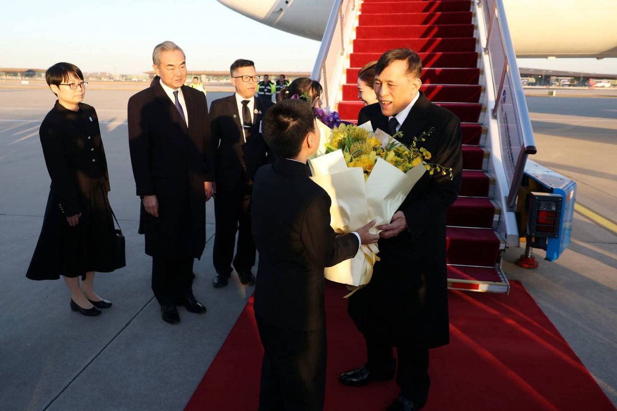 Frontlinestory's tweet image. #FrontlineFocus: #Thailand&apos;s King Maha #Vajiralongkorn and Queen #Suthida arrived in #Beijing on November 13 for a five-day state visit, accompanied by Prime Minister Anutin #Charnvirakul. It marks the first visit by a #Thai monarch to #China in 50 years, and the king&apos;s second…