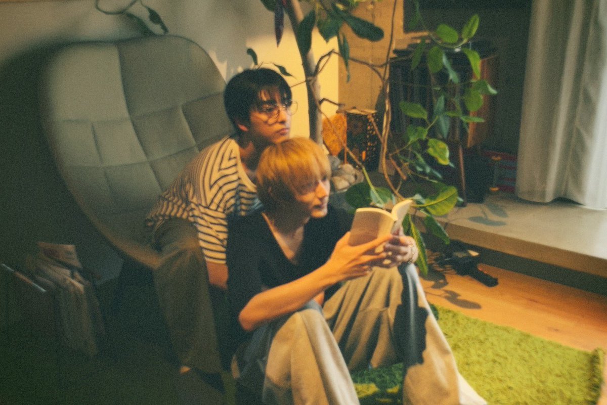 #ドラマ25時赤坂で 𝘚𝘦𝘢𝘴𝘰𝘯𝟤
メモリアルブックの発売が決定しました✨

発売日は12月25日、クリスマスです🎄🎁

詳細はこちらをご覧ください💁‍♂️
║prtimes.jp/main/html/rd/p…

（写真はオープニングに使用するポラロイド撮影中の1枚📸ˊ˗）

#駒木根葵汰 #新原泰佑