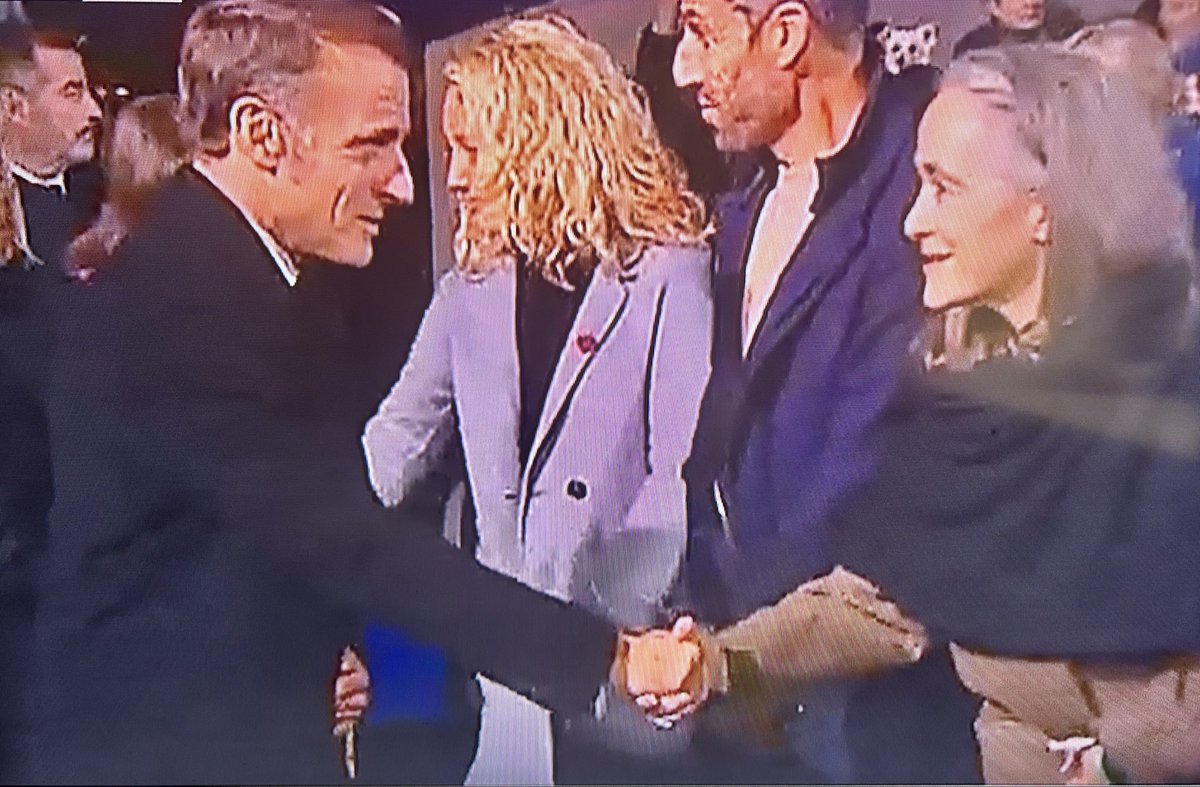 La complicité de Macron avec la sorcière de l’info…!