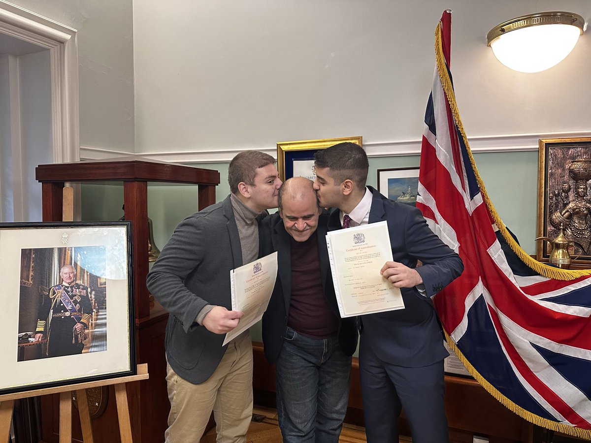 وبهذا اليوم وبعد حمدالله على نعمه التي لا تعد و لاتحصى  اكتملت المهمة بحصول بقية العائلة على الجنسية البريطانية <a href="/BalkhiNezar/">Nezar Al Balkhi</a>  
تهانينا لكم و افخر بكم و الله ينفع فيكم