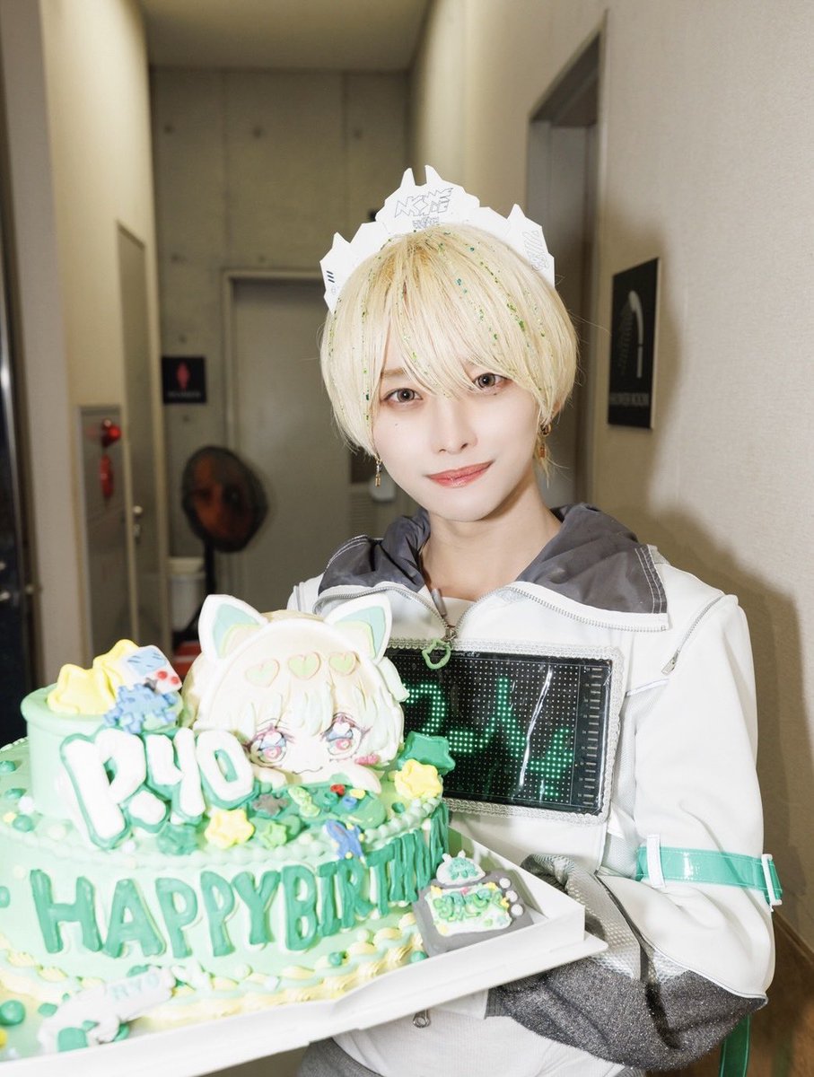 ruph4_official's tweet photo. #らぶしっく @lovesick_info 
りょうくん @ryo_lvsk 生誕2025
衣装製作させていただきました🔌📟

一番のポイントは電飾ですがフラッシュを焚くと反射する生地を使っていたり肩と膝がファスナーで開く仕様になってます！

この生誕のお陰で僕も電飾衣装の挑戦ができ「レベルアップ」出来ました🌱⬆️ https://t.co/98MzNYNsMd