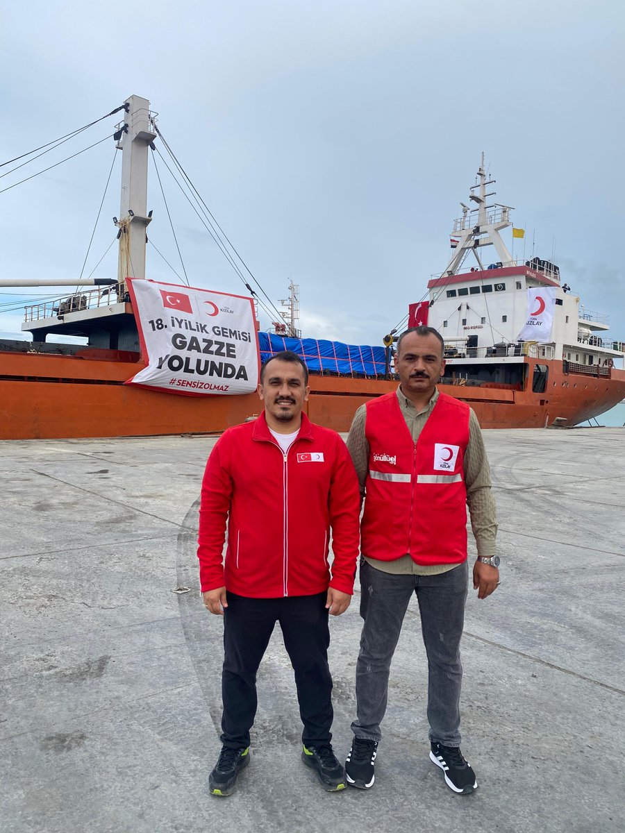 Kizilay's tweet photo. Liman Göründü…🌙

Mersin’den dualarla uğurladığımız iyilik gemimiz, Gazze halkı için taşıdığı yardım malzemeleriyle yolculuğunu tamamlayarak El-Ariş Limanı’na ulaştı.

Milletimizin destekleriyle hazırlanan 800 ton gıda ve insani yardım malzemesi, limanda ekiplerimiz tarafından karşılanarak Gazze’deki ihtiyaç sahiplerine ulaştırılmak üzere teslim alındı.

Gazze için çıkan her yol, iyiliğe varıyor… 🌙❤️