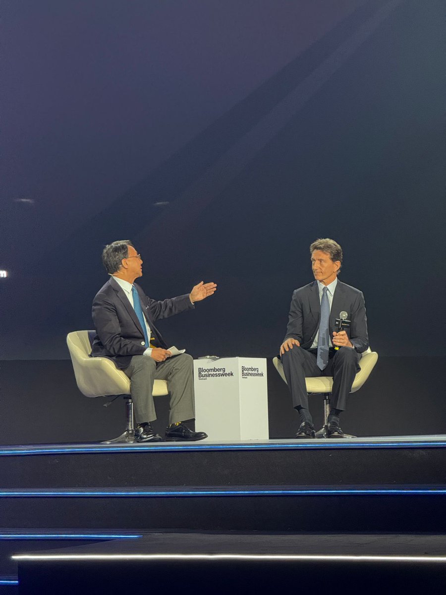 CurtisSChin's tweet image. #Vietnam 🇻🇳

In the arena! at the #BloombergBusinessweekVietnam Future Economy Summit 2025 — on how #technology &amp;amp; strategic foresight can help organizations navigate a rapidly changing world. @MilkenInstitute’s Amb. Curtis S. Chin w/ Grab President &amp;amp; COO Alex Hungate”

#BBW