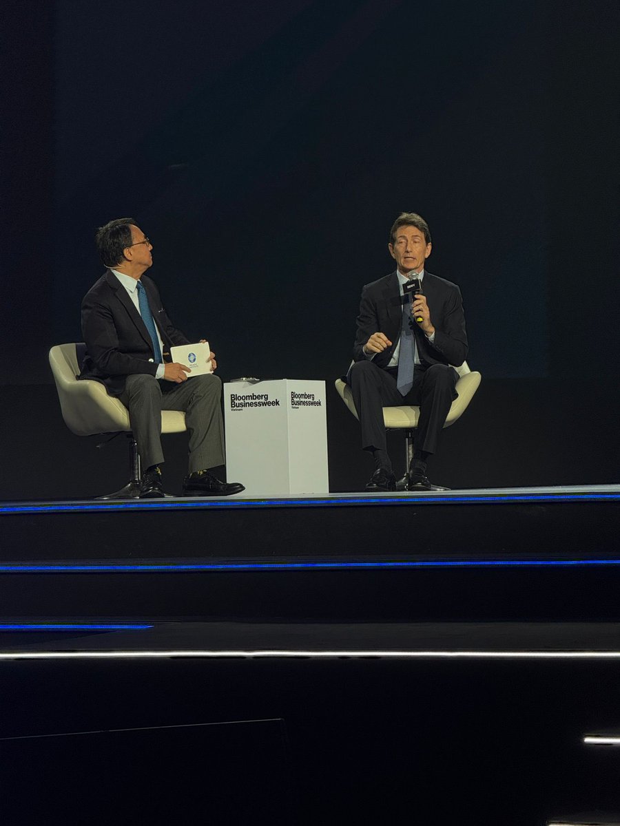 CurtisSChin's tweet image. #Vietnam 🇻🇳

In the arena! at the #BloombergBusinessweekVietnam Future Economy Summit 2025 — on how #technology &amp;amp; strategic foresight can help organizations navigate a rapidly changing world. @MilkenInstitute’s Amb. Curtis S. Chin w/ Grab President &amp;amp; COO Alex Hungate”

#BBW