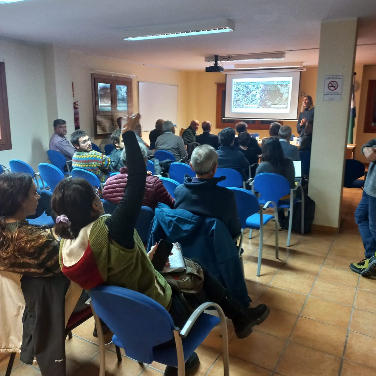 ERCPirineu's tweet photo. 🟡Avui som a la 1a Jornada de🌲"Boscos que escalfen" a #Vilamur.
👉Per conèixer projectes d'aprofitament #sostenible dels recursos #forestals, les oportunitats i els desafiaments.
Amb els diputats @BringueJosep, JR Fondevilla i @Jordi_Verdu.
#Boscos; #Biomassa; #AltPirineu https://t.co/qZi3hg4wLs