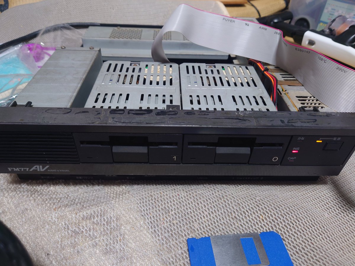 ジャンクなFM77AV弄ってました。 内蔵FDDケーブル抜かれてたので