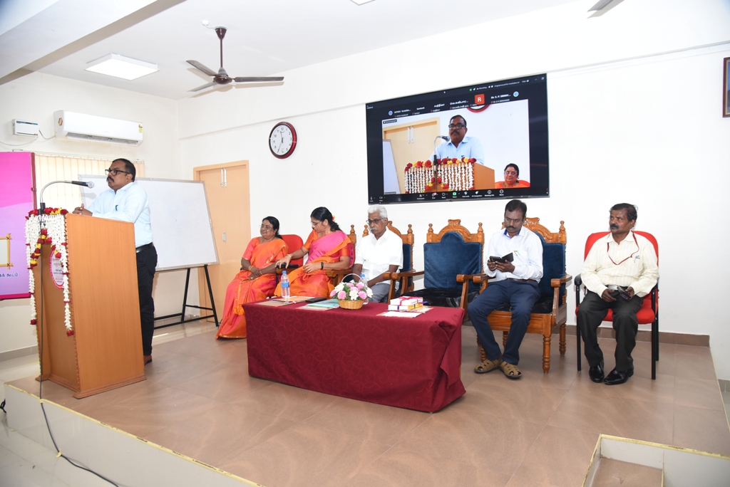 PeriyarVarsity's tweet image. 📚✨ தொல்காப்பியர் சுழலரங்கம் – பெரியார் பல்கலைக்கழகத்தில் சிறப்பாக நடைபெற்றது!
உலகத் தமிழாராய்ச்சி நிறுவனம் மற்றும் பெரியார் பல்கலைக்கழகம் இணைந்து நடத்திய தொல்காப்பியர் சுழலரங்கம் 14.11.2025 அன்று மிக சிறப்பாக நடைபெற்றது.
#PeriyarUniversity #TamilResearch #Tolkappiyar