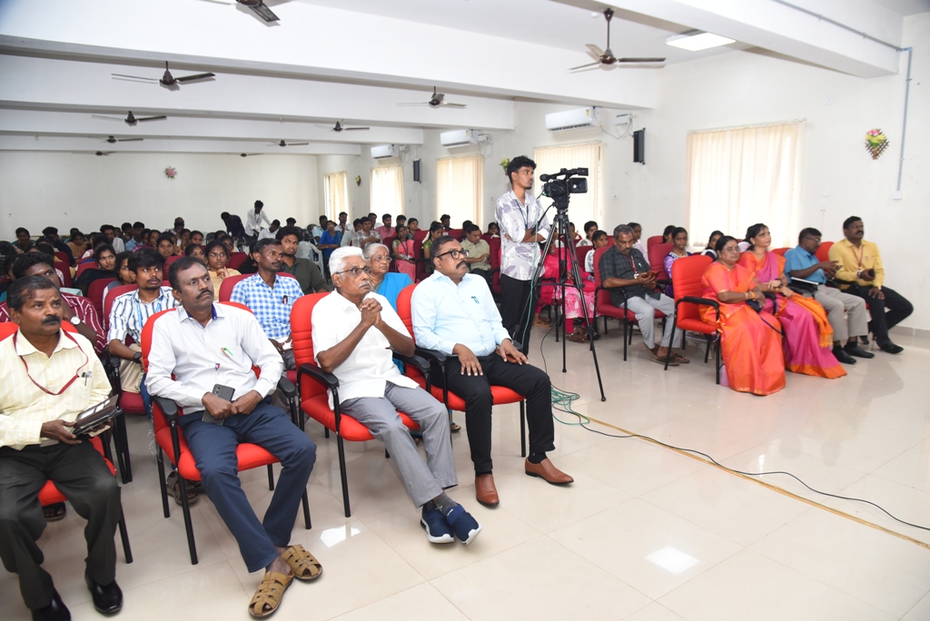 PeriyarVarsity's tweet image. 📚✨ தொல்காப்பியர் சுழலரங்கம் – பெரியார் பல்கலைக்கழகத்தில் சிறப்பாக நடைபெற்றது!
உலகத் தமிழாராய்ச்சி நிறுவனம் மற்றும் பெரியார் பல்கலைக்கழகம் இணைந்து நடத்திய தொல்காப்பியர் சுழலரங்கம் 14.11.2025 அன்று மிக சிறப்பாக நடைபெற்றது.
#PeriyarUniversity #TamilResearch #Tolkappiyar