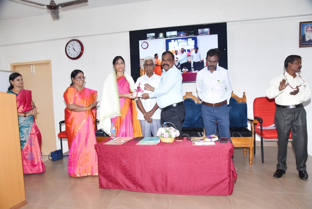 PeriyarVarsity's tweet image. 📚✨ தொல்காப்பியர் சுழலரங்கம் – பெரியார் பல்கலைக்கழகத்தில் சிறப்பாக நடைபெற்றது!
உலகத் தமிழாராய்ச்சி நிறுவனம் மற்றும் பெரியார் பல்கலைக்கழகம் இணைந்து நடத்திய தொல்காப்பியர் சுழலரங்கம் 14.11.2025 அன்று மிக சிறப்பாக நடைபெற்றது.
#PeriyarUniversity #TamilResearch #Tolkappiyar