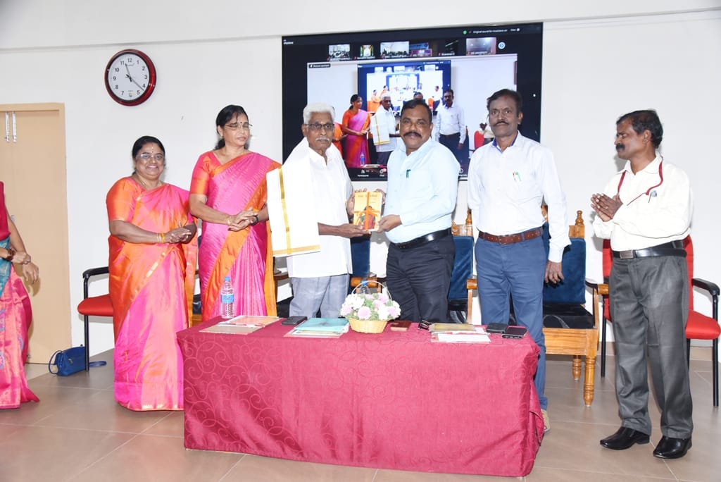 PeriyarVarsity's tweet image. 📚✨ தொல்காப்பியர் சுழலரங்கம் – பெரியார் பல்கலைக்கழகத்தில் சிறப்பாக நடைபெற்றது!
உலகத் தமிழாராய்ச்சி நிறுவனம் மற்றும் பெரியார் பல்கலைக்கழகம் இணைந்து நடத்திய தொல்காப்பியர் சுழலரங்கம் 14.11.2025 அன்று மிக சிறப்பாக நடைபெற்றது.
#PeriyarUniversity #TamilResearch #Tolkappiyar