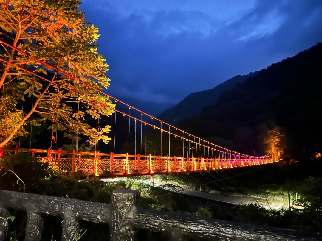 Joncodards's tweet image. 光に包まれながら渡る吊り橋、今夜の特別な旅。