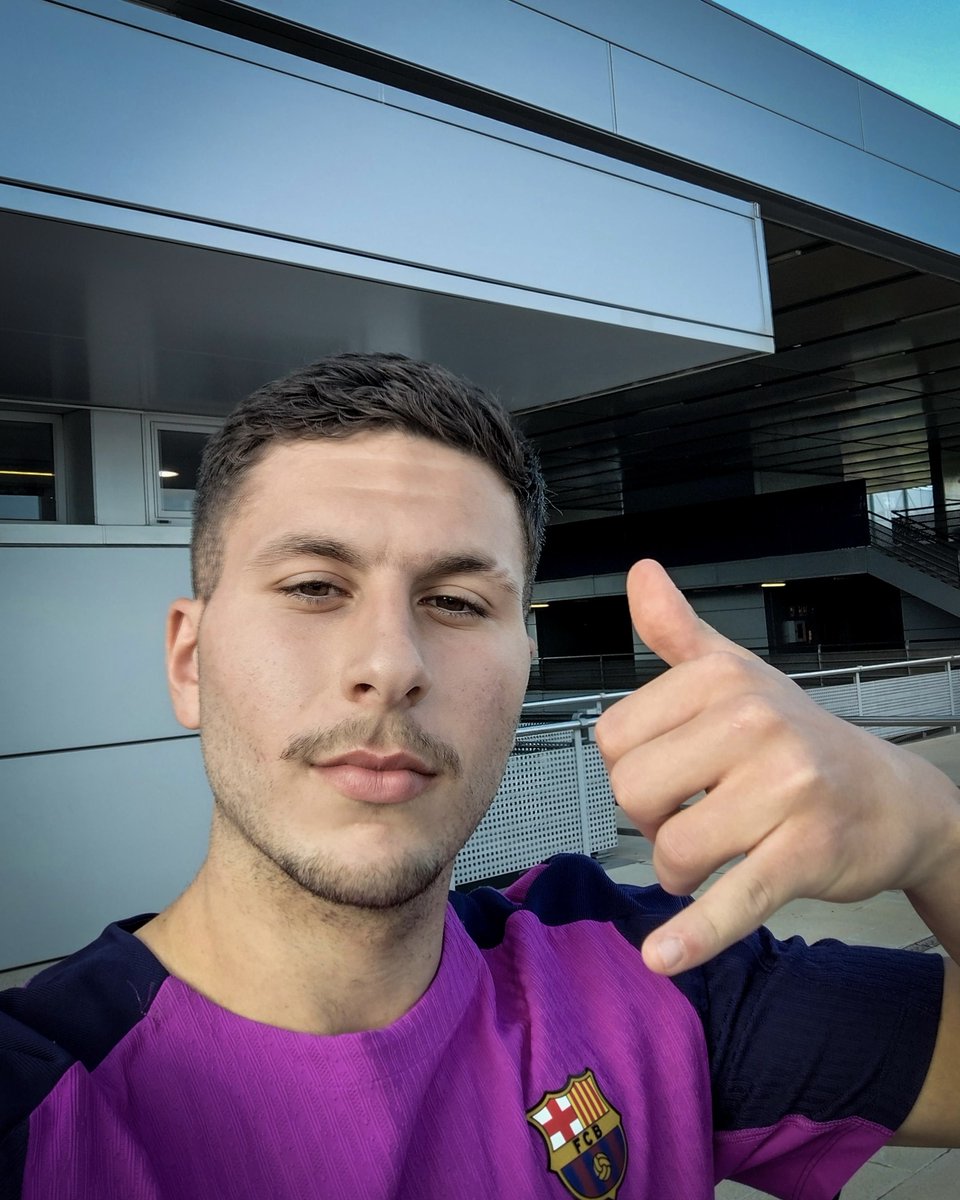 FCBarcelona's tweet image. Selfie mode activated with Roony and the @HMDdevices 🤳 #ShotonHMD