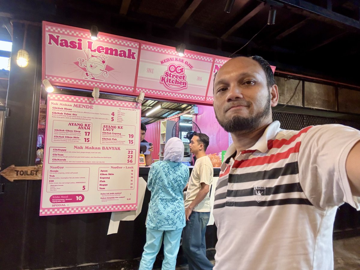 EmirExploring's tweet photo. It's no secret that I admire skinny, fit people. I envy their perfectly sculpted physique.

But today, no angelic skinny fit person can take my attention away from @OwToTheZie's Nasgor Tok Ciken Skin.

The taste? Satisfying.

📍 OG Street Kitchen, The Port https://t.co/65PzNvcNT2