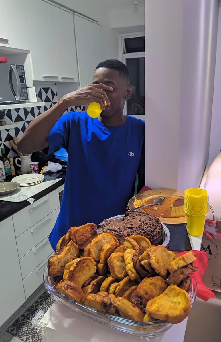 xotasagrada's tweet image. "Natal é chatão, prefiro ano novo"

Eu no natal: