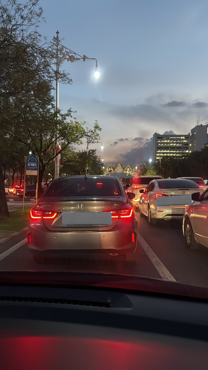 Jumaruko's tweet image. ถนนพิษณุโลก 
ถนนราชดำเนินนอก 
ติดนานมาก ใครน้ำมันน้อยหนีไป 
ตัังเเต่ 16.30 น. ผ่านมา เกือบ 1 ชั่วโมง ขยับได้เล็กน้อย @js100radio