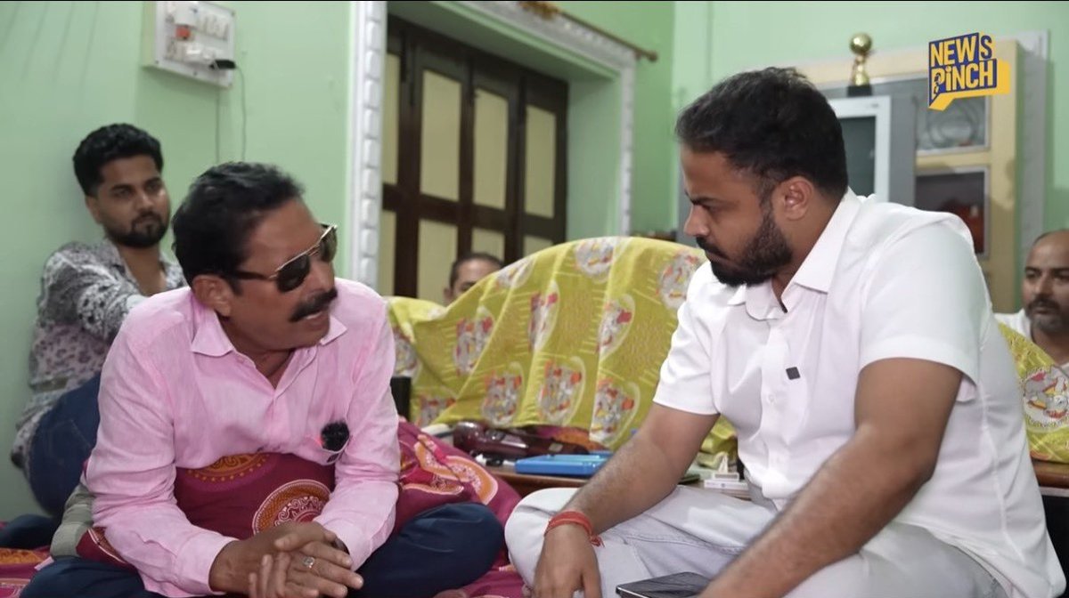 दो सिगरेट गर तो पूरा दो,
पर उस में हृदय अधूरा हो,
तो दे दो केवल बीड़ी तुम 
खाओ अपनी पंजीरी तुम

हम वही खुशी से पियेंगे
और मस्त मलंग हो जिएंगे 

इंटरव्यूअर, सिगरेट दे न सका
आशीष अनंत की ले न सका
उल्टा सवाल दागने लगा
सीधा जवाब मांगने लगा 

जब नाश मनुज पर छाता है,
वह प्रश्न पूछने