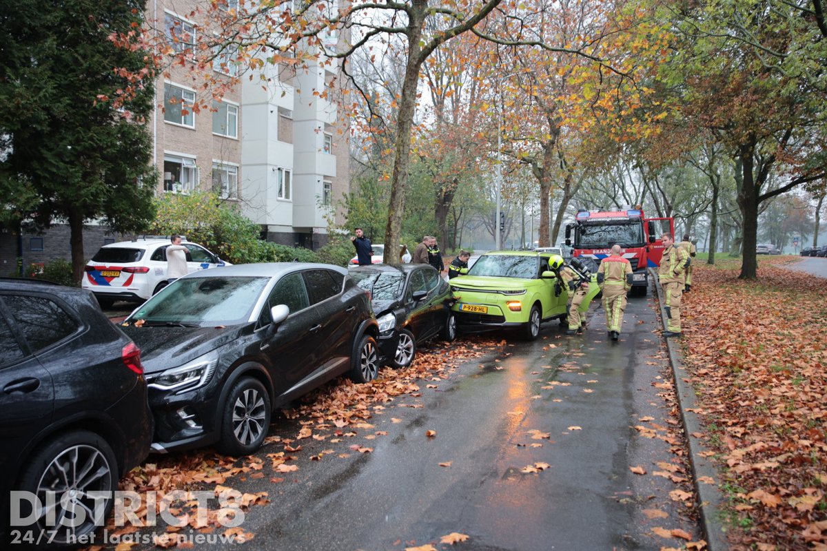 Auto ramt geparkeerde auto's op Reigersbergenweg in Den Haag