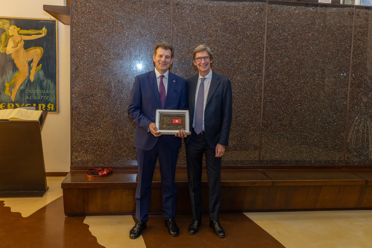 ambasciatasvizz's tweet image. Dolce tappa umbra per #InCamminoConLaSvizzera
L’Amb. Balzaretti, con il Presidente e Amministratore Delegato del Gruppo Nestlé in🇮🇹, Marco Travaglia, ha visitato lo stabilimento #Perugina di San Sisto, che contribuisce in modo significativo al tessuto produttivo e sociale umbro.