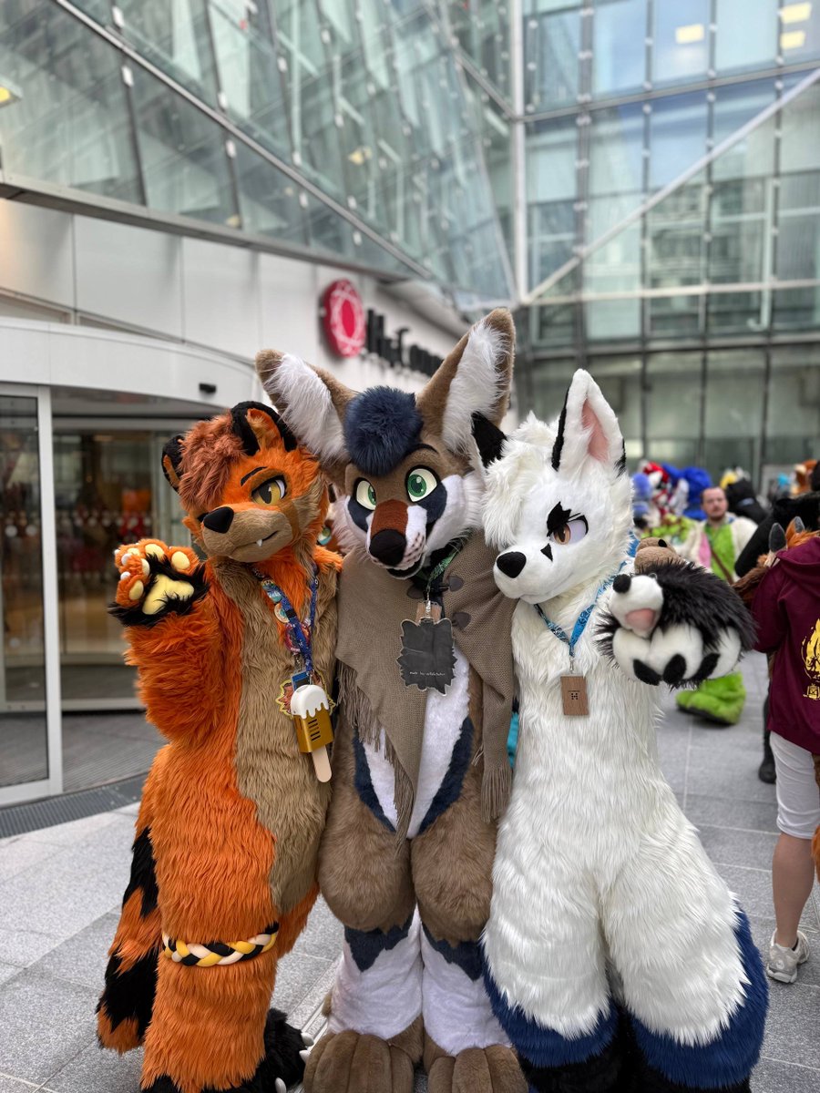 Maybe next time you can be the next between us ~

<a href="/Pixus_Fox/">Pixus 🥐</a> 
<a href="/NoryxJackal_Alt/">Noryx / Kuartzø</a> 

📸: <a href="/Inky_Yuu/">Inky 🐺💙</a> 

#FursuitFriday
