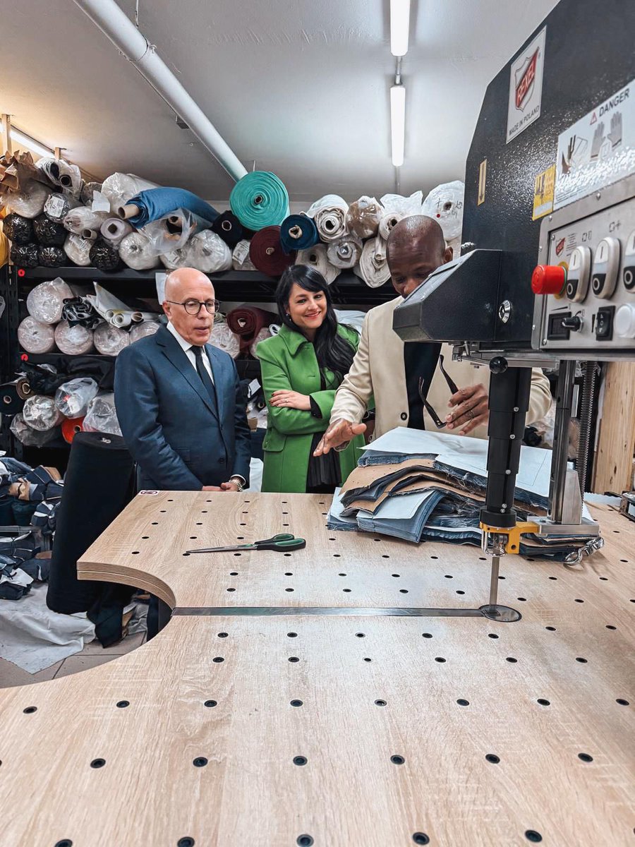 C_Dintorni's tweet image. Du croquis au prototype, le savoir-faire du Point Français incarne la force créative de notre pays.
 
Défendre ces ateliers, c’est défendre nos emplois, notre industrie et notre souveraineté. 🇫🇷