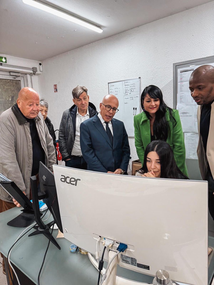 C_Dintorni's tweet image. Du croquis au prototype, le savoir-faire du Point Français incarne la force créative de notre pays.
 
Défendre ces ateliers, c’est défendre nos emplois, notre industrie et notre souveraineté. 🇫🇷