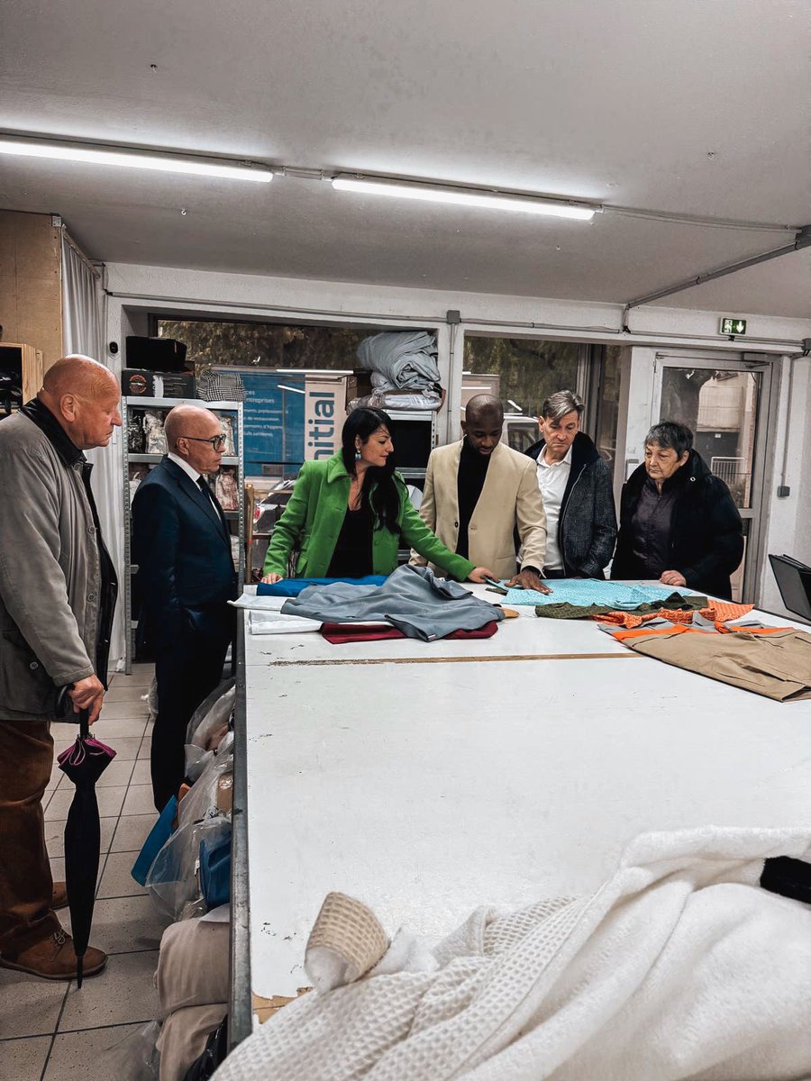 C_Dintorni's tweet image. Du croquis au prototype, le savoir-faire du Point Français incarne la force créative de notre pays.
 
Défendre ces ateliers, c’est défendre nos emplois, notre industrie et notre souveraineté. 🇫🇷