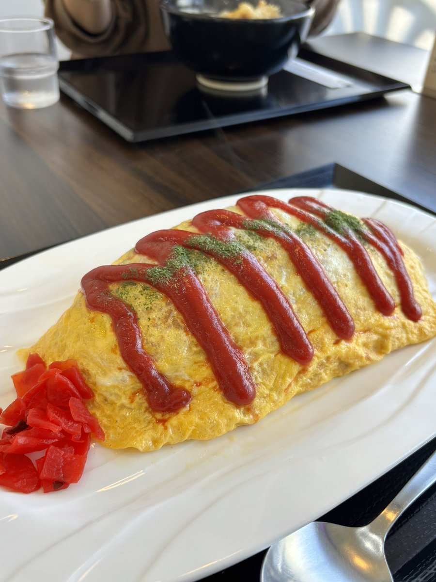 red_moon_ko's tweet photo. 今日のランチは…
"オムライス"🍅🍳🍚
すんごいボリュームで、出てきたとき「デカッ😳」って言うてしもた💦笑
おかげでこの時間になってもお腹減らず、今日は晩ごはん無し😂笑
でも美味しかったぁー😋

#おそとごはん
#ランチ
#お昼ごはん
#いただきます
#ごちそうさま https://t.co/ST9r9WMFpC