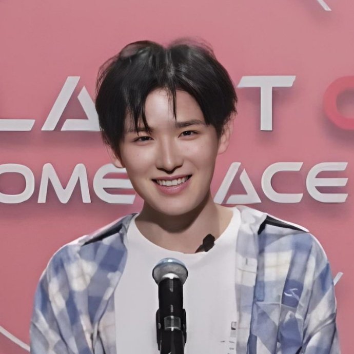 and yichen has the prettiest smile 🥺🩷🩷