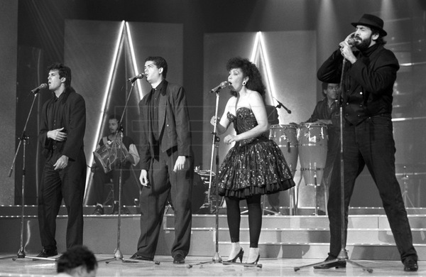 Me sube la bilirrubina
 Ay, me sube la bilirrubina
 Cuando te miro y no me miras
 Ay, cuando te miro y no me miras... 🎶🎶

Juan Luis Guerra y los 4.40 grabaron hace 35 años el programa de TVE “Pero… ¿esto qué es?”, donde presentaron su álbum “Bachata Rosa”. #EFEfototeca