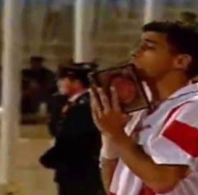 إن لله وانا اليه راجعون 
ربنا يرحمك يا أسطوره 
هدف فى الأهلى كانت بدايتى تعلقى بالزمالك مع والدى الله يرحمه وجون فى مرمي شوبير 
خبر صادم