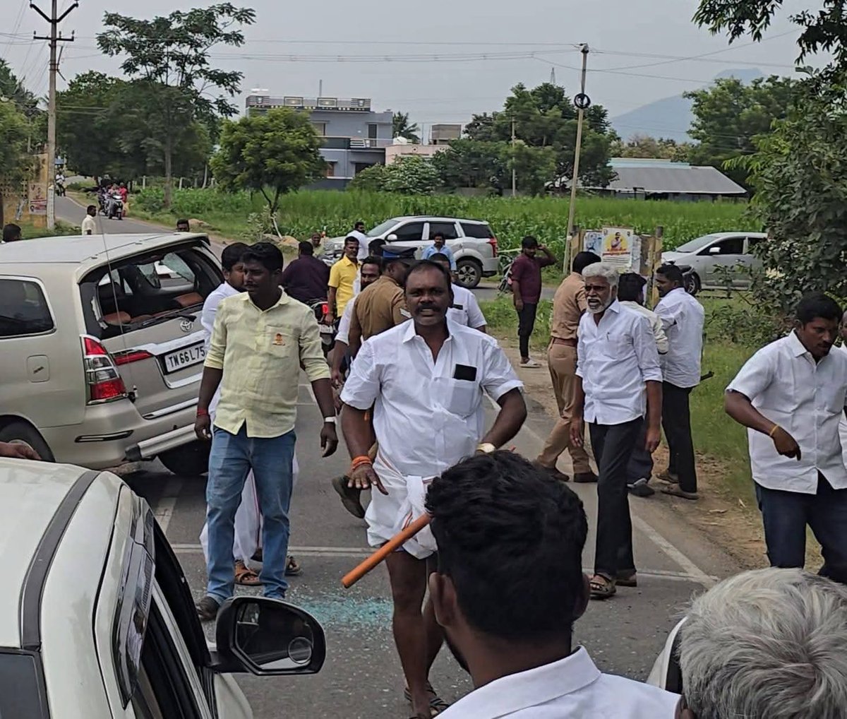 PonPaaSon's tweet image. பாட்டாளி மக்கள் கட்சியின் இணை பொதுச்செயலாளரும் #சேலம் மேற்கு சட்டமன்ற உறுப்பினருமான திரு.அருள் அவர்களை திட்டமிட்டு வழிமறித்து கொலைவெறி தாக்குதல் நடத்தியதில் முக்கிய குற்றவாளிகளான ஜெ.பி என்கிற ஜெயபிரகாஷ் மற்றும் கத்தியுடன் வந்த சடையப்பன் இருவரும் இப்போதுவரை தலைமறைவாக உள்ளனர்.…