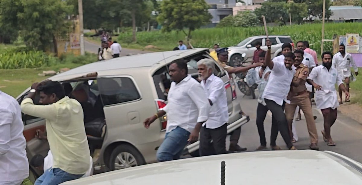 PonPaaSon's tweet image. பாட்டாளி மக்கள் கட்சியின் இணை பொதுச்செயலாளரும் #சேலம் மேற்கு சட்டமன்ற உறுப்பினருமான திரு.அருள் அவர்களை திட்டமிட்டு வழிமறித்து கொலைவெறி தாக்குதல் நடத்தியதில் முக்கிய குற்றவாளிகளான ஜெ.பி என்கிற ஜெயபிரகாஷ் மற்றும் கத்தியுடன் வந்த சடையப்பன் இருவரும் இப்போதுவரை தலைமறைவாக உள்ளனர்.…