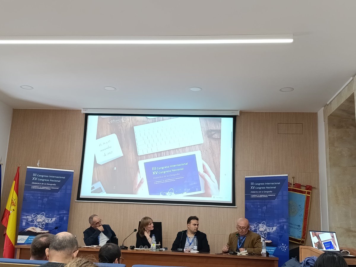 Comprensión de textos, mapas, gráficos y el uso de la IA. Mesa redonda donde la psicología y la geografía evalúan la incidencia en las distintas alfabetizaciones #GEODID <a href="/EducacionUsal/">Facultad de Educación USAL</a>