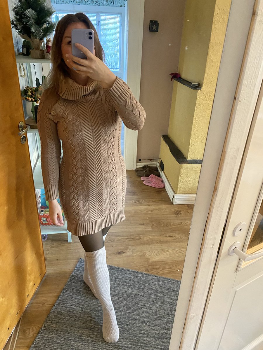 Litukan polvisukat vol.2. Tämäkin väri on kiva. Litukan nukanpoistajalla siivosin myös nukat neulemekosta.

Parhain terveisin,
Suosikki sukkainfluensserinne