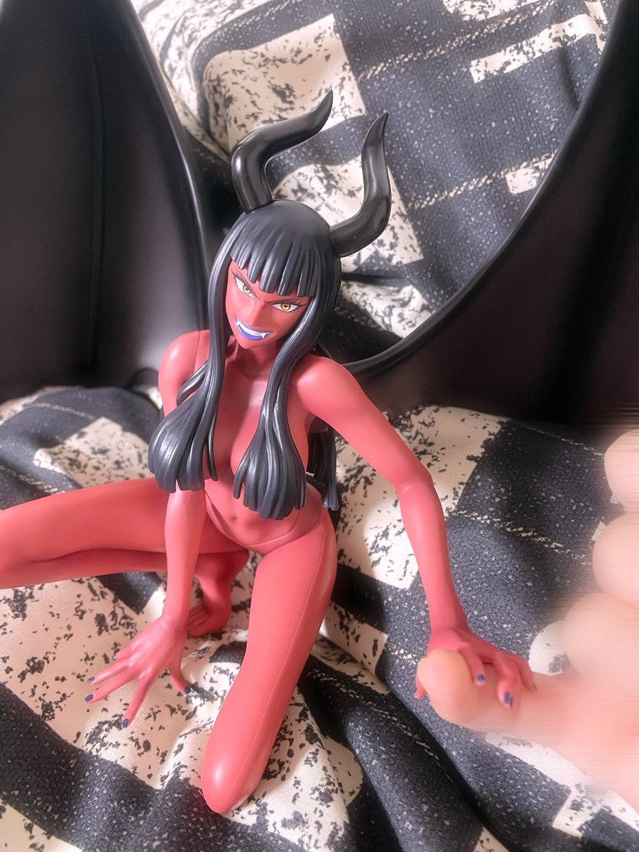 デモニオロビンちゃんには指を握らせることも可能😼✨✨