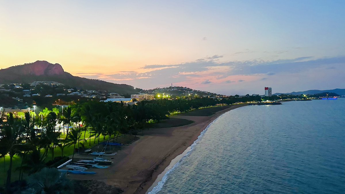 BookDirectAU's tweet image. #Travelbloggerscommunity 
This weeks #travelblogshare theme #Water = Tonight in Townsville Queensland